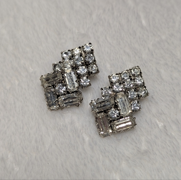 Vintage 60's Clear Rhinestone & Silvertone Clip-On Earrings - Picture 6 of 9